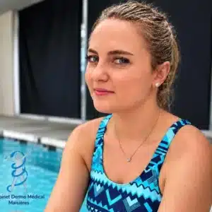 Maélia Istas, kinésithérapeute, au bord de la piscine thérapeutique du Cabinet Dermo Médical à Maisières